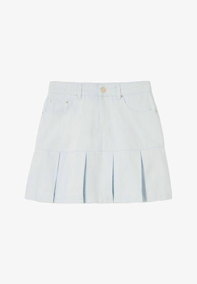 Jupe en denim bleu clair avec des plis en bas, design à cinq poches, fermeture à bouton en ton doré et détails de couture.