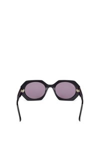 Gafas de sol negras en forma octagonal con lentes morados, realzadas por acentos de hardware dorado. Textura suave, patillas anchas y diseño moderno.