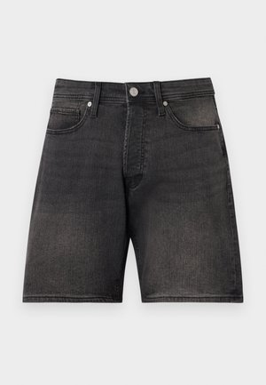 Svart denimshorts med frontknapp, beltestropper og fem-lommers design, vist flatt på en nøytral bakgrunn.