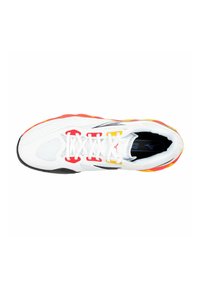 Zapatilla deportiva blanca con parte superior texturizada, detalles en rojo, amarillo y negro, con cordones a través de bucles rojos y un cuello acolchado.