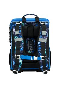 Zaino con un design blu e nero con un motivo di ingranaggi. Include spallacci regolabili, imbottitura in rete e una maniglia superiore per un facile trasporto.
