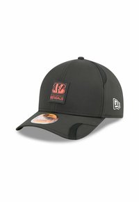 Schwarze Kappe mit einem gebogenen Visier, ausgestattet mit einem strukturierten Logo-Patch in Orange und Weiß. Das Design beinhaltet Mesh-Akzente für Atmungsaktivität.