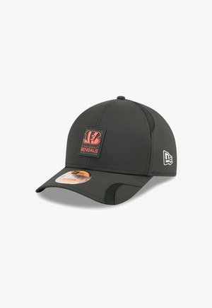 Schwarze Kappe mit einem gebogenen Visier, ausgestattet mit einem strukturierten Logo-Patch in Orange und Weiß. Das Design beinhaltet Mesh-Akzente für Atmungsaktivität.