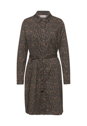 Robe-chemise à manches longues avec imprimé léopard marron et noir, poche poitrine, et ceinture assortie en tissu à la taille.