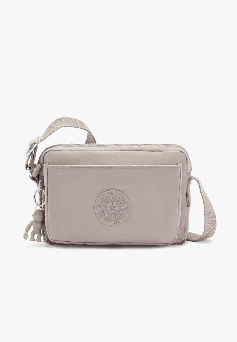 Borsa a tracolla in tessuto grigio chiaro con superficie texturizzata, chiusura con zip, patch con logo e un portachiavi a forma di scimmia attaccato alla cerniera.