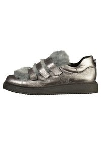 Metallisch silberne Sneaker mit grauem Kunstfelldetail an der Zunge, ausgestattet mit drei verstellbaren Riemen und einer strukturierten schwarzen Sohle.