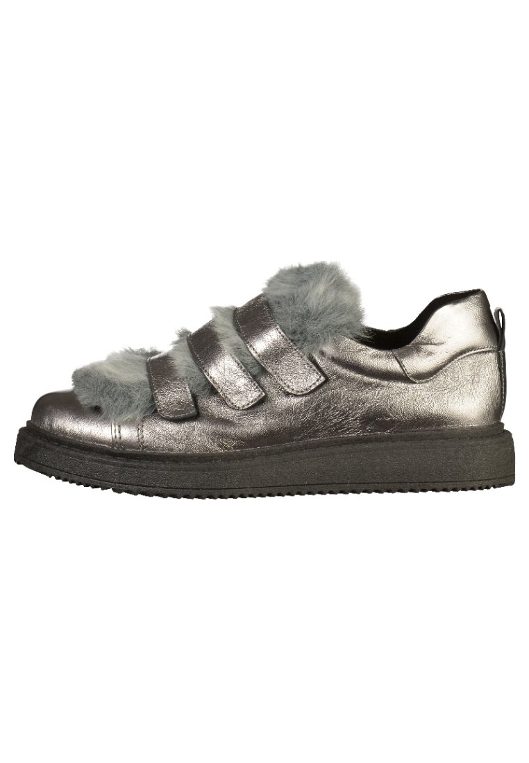 Metallisch silberne Sneaker mit grauem Kunstfelldetail an der Zunge, ausgestattet mit drei verstellbaren Riemen und einer strukturierten schwarzen Sohle.