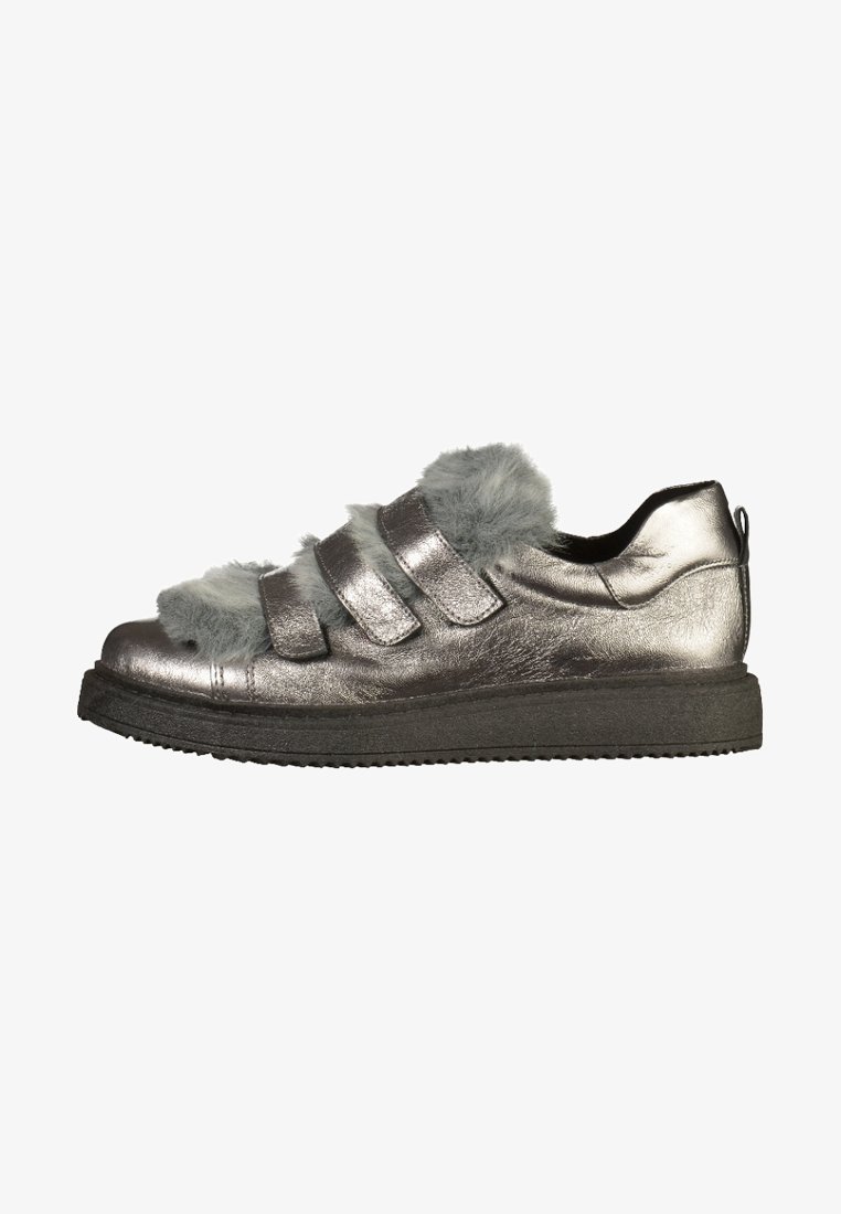 Sneaker argentate metallizzate con dettaglio in pelliccia sintetica grigia sulla linguetta, dotate di tre cinturini regolabili e una suola nera texturizzata.