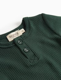 Tmavo zelený bavlnený top s ryhovaným vzorom a okrúhlym výstrihom, so zapínaním na dve gombíky a malou etiketou s nápisom "MarMar Copenhagen 9m".