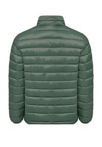 Prošívaná bunda v tlumené zelené barvě, s horizontálním prošíváním, stojáčkem a hladkou lesklou tkaninou bez viditelných zapínání.