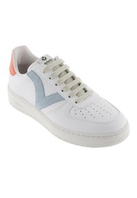 Zapatilla blanca con logotipo "V" de ante azul claro, cordones beige y lengüeta en coral, con puntera perforada y suela texturizada.