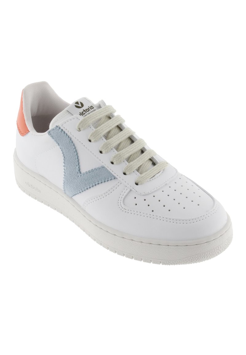 Zapatilla blanca con logotipo "V" de ante azul claro, cordones beige y lengüeta en coral, con puntera perforada y suela texturizada.