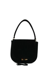 Borsa a tracolla nera in suede con forma curva, un dettaglio intrecciato lungo il bordo e un fermo in metallo dorato. Manico corto singolo per il trasporto.