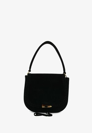 Borsa a tracolla nera in suede con forma curva, un dettaglio intrecciato lungo il bordo e un fermo in metallo dorato. Manico corto singolo per il trasporto.