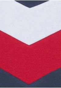 La tela de algodón en rojo, blanco y azul marino presenta un patrón de chevron con ángulos agudos y colores sólidos texturizados.