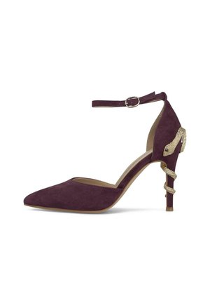 Zapato de tacón alto de ante púrpura con puntera puntiaguda, correa en el tobillo y detalle dorado en forma de serpiente que se enrolla alrededor del tacón.
