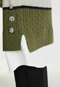 Next Pulover - khaki green