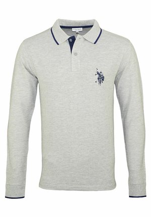 Lichtgrijs poloshirt met lange mouwen, met marineblauwe afwerking aan kraag en manchetten, een placket met twee knopen, en een marineblauw geborduurd polospelerlogo op de borst.