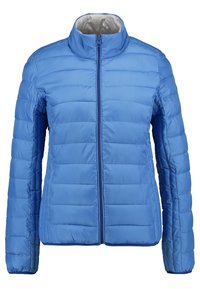 Jasnoniebieska kurtka puchowa z poziomym pikowaniem, wysokim kołnierzem, pełnym zamkiem błyskawicznym i kontrastową podszewką.