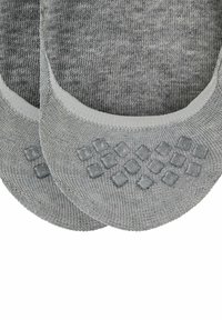 Calzini no-show grigi con un pattern di presa in gomma testurizzato sul fondo e una parte superiore morbida in maglia con una finitura liscia.