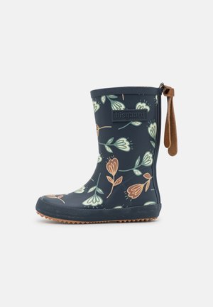 Botte de pluie bleu marine pour enfant avec motif floral, boucle marron, semelle texturée et logo "bisgaard" sur le côté.