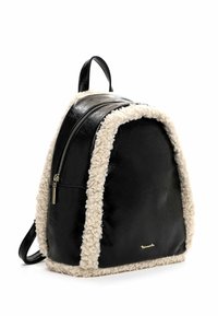 Must värvitud nahkbackpack, millel on karvane kreemjas äär, topelt tõmbekinnitus ja üks kandmisvõimega käepide. Ees on väike kuldne logo detail.