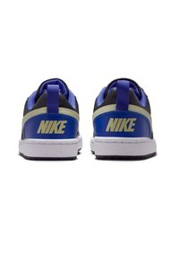 Scarpe da ginnastica Nike con un design blu, nero e grigio, caratterizzate da una tomaia sintetica liscia, linguetta in mesh, colletto imbottito e suola in gomma bianca.