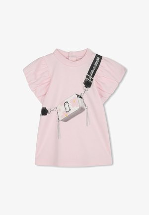 T-shirt rose à manches courtes avec des manches volantes, présentant un graphique d'un sac argenté avec des accents floraux et une sangle noire étiquetée "Marc Jacobs".