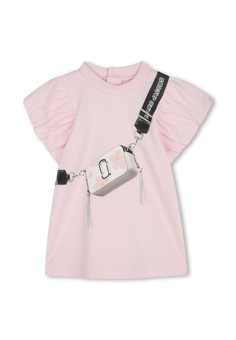 Roza majica s kratkimi rokavi in nabrano obliko, ki prikazuje grafiko srebrne torbice z cvetličnimi detajli in črnim trakom, označeno z "Marc Jacobs."