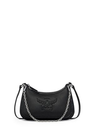 Sort skuldertaske i læder med prægede MCM-logo og vinget emblem, med en sølvkæde og justerbar læderrem.