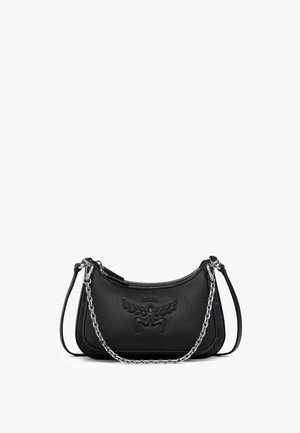 Sac à bandoulière en cuir noir avec logo MCM embossé et emblème ailé, doté d'une chaîne argentée et d'une sangle en cuir ajustable.