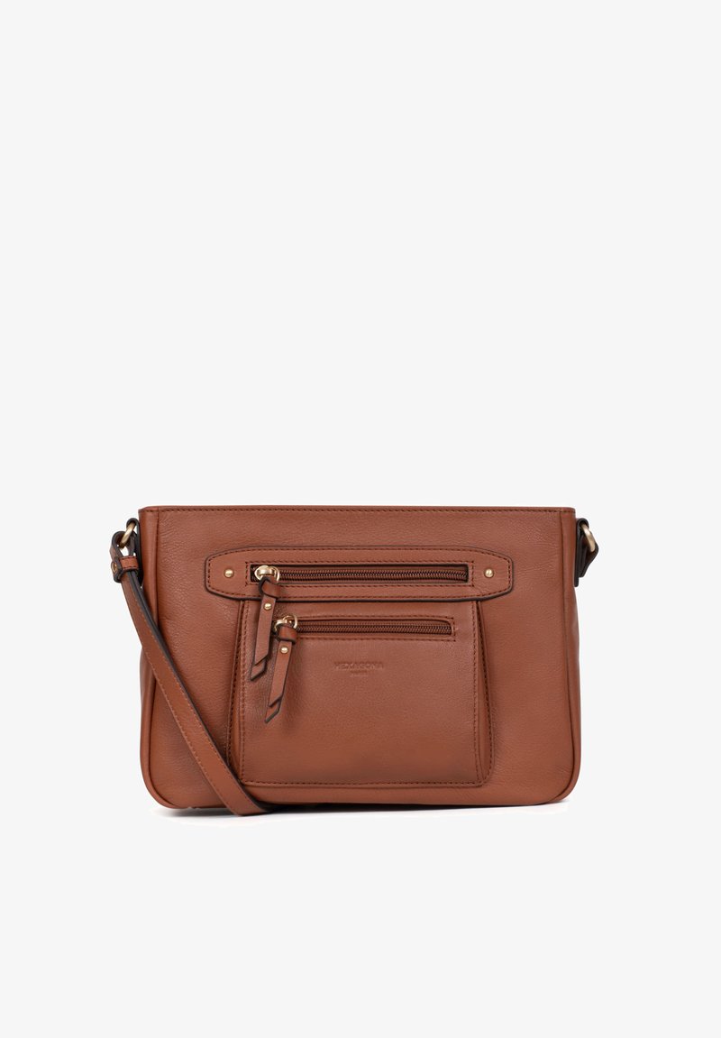 Borsa a tracolla in pelle marrone con due tasche frontali con zip, design elegante e tracolla removibile.