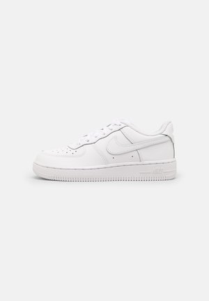 Zapatillas de cuero blanco con puntera perforada, cordones planos, suela de goma y logo en relieve en el lateral y en el talón. Diseño de puntera redonda.