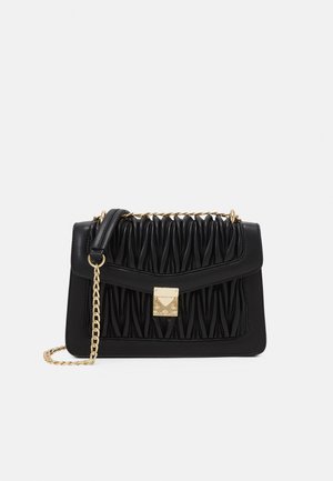 Sac à main en cuir noir avec un motif matelassé, des ferrures dorées et une bandoulière chaîne. Dispose d'un fermoir carré métallique et d'une texture lisse.