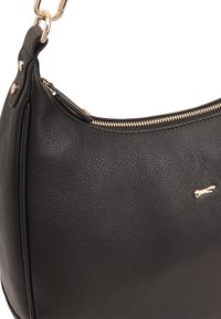 Zwarte leren schoudertas met een gestructureerde afwerking, gouden accenten, een ritssluiting en een logo-plaatje aan de zijkant. Ronde vorm.