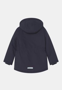 Veste matelassée bleu marine avec capuche, taille cintrée et poignets élastiques. Dotée d'une bande réfléchissante à l'ourlet arrière pour la visibilité.