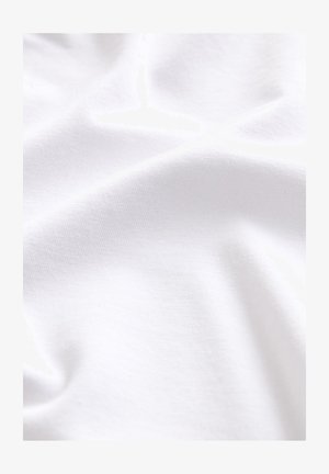 Bela bombažna tkanina z gladko teksturo, ki vsebuje subtilne gubice in nagube, kar poudarja njeno mehko, lahko naravo.