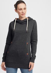 Mørk grå hettegenser med cowl-hals, med kremfargede snor, sidelommer og brune trekantdetaljer. Myk stoff, lange ermer.