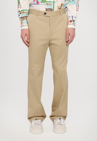 Beige Hosen aus glattem Stoff mit geradem Bein, Fronttaschen und einem einzigen Knopfverschluss an der Taille.