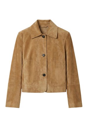 Wildlederjacke in Beige mit drei schwarzen Knöpfen, breitem Kragen, langen Ärmeln und zwei aufgesetzten Fronttaschen, auf weißem Hintergrund präsentiert.