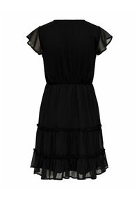 Robe noire avec manches courtes à volants, taille froncée et ourlet à volants superposés, fabriquée en matériau léger et transparent.