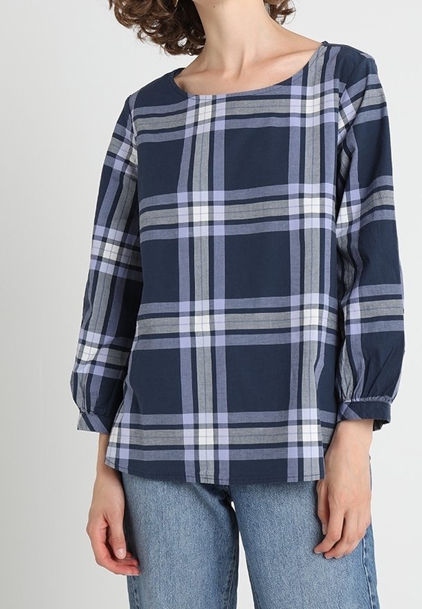 Top a quadri blu navy con scollo a barca, maniche a tre quarti e vestibilità morbida, arricchito da accenti grigio chiaro e bianco nel motivo.