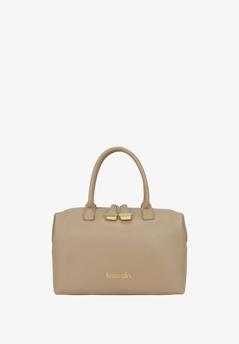 Borsa a mano in pelle beige con una texture liscia, forma arrotondata, doppi manici superiori e dettagli in ottone dorato. Logo visibile sul davanti.