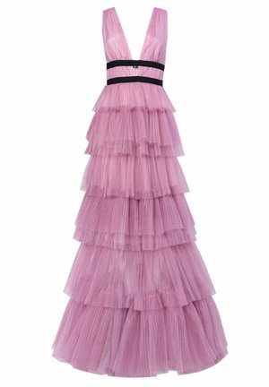Abito di tulle rosa con scollatura a V profonda, volants sovrapposti e una fascia nera in vita. Tessuto fluido e dal tocco particolare.