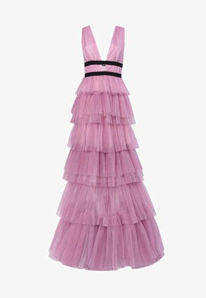 Vestido de tul rosa con escote en V profundo, volantes en capas y una banda de acento negra alrededor de la cintura. Tejido fluido y texturizado.