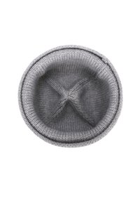 Berretto a maglia grigio con una texture morbida, caratterizzato da una forma rotonda e un ampio risvolto. L'interno presenta un dettaglio a punto croce sulla parte superiore.