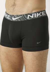Nike Underwear ESSENTIAL TRUNK 3 PACK - Boxerbriefs - black/blue/fuchsia/grey