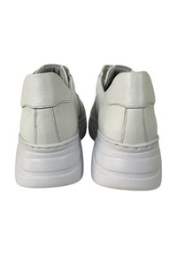 Sneakers bianchi in pelle con una texture liscia, punta rotonda e tacchetto imbottito. Presentano una suola spessa in gomma bianca con sottili linee orizzontali.