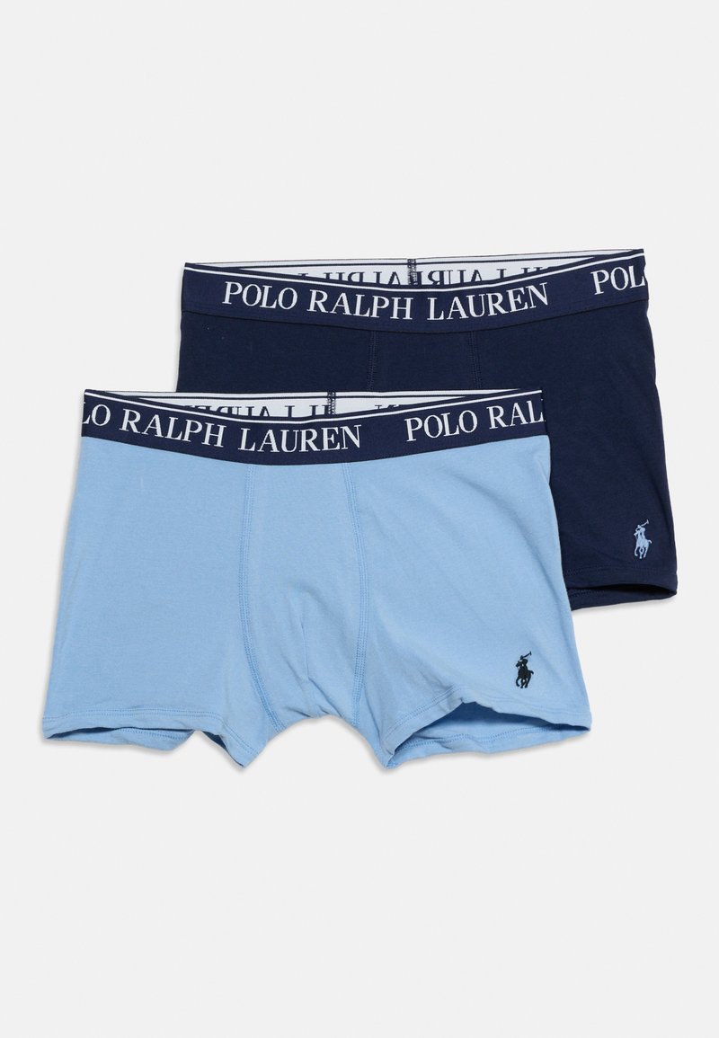 Δύο ανδρικά μπόξερ Polo Ralph Lauren, ένα ανοιχτό μπλε και ένα σκούρο μπλε, κάθε ένα με ζώνη με σήμα και κεντημένο λογότυπο στο πόδι.