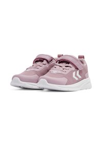 Roze mesh sneakers met een rubberen zool, voorzien van een witte middenzool, een stoffen band en veters. Inclusief logo detail aan de zijkant.